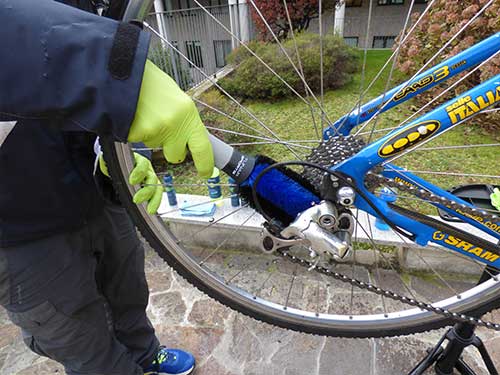 utilizzo di una spazzola per le catene più incrostate